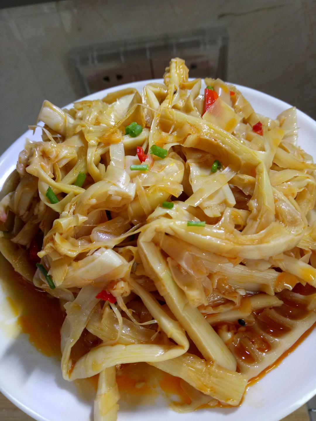 嗨娟子做的凉拌竹笋
