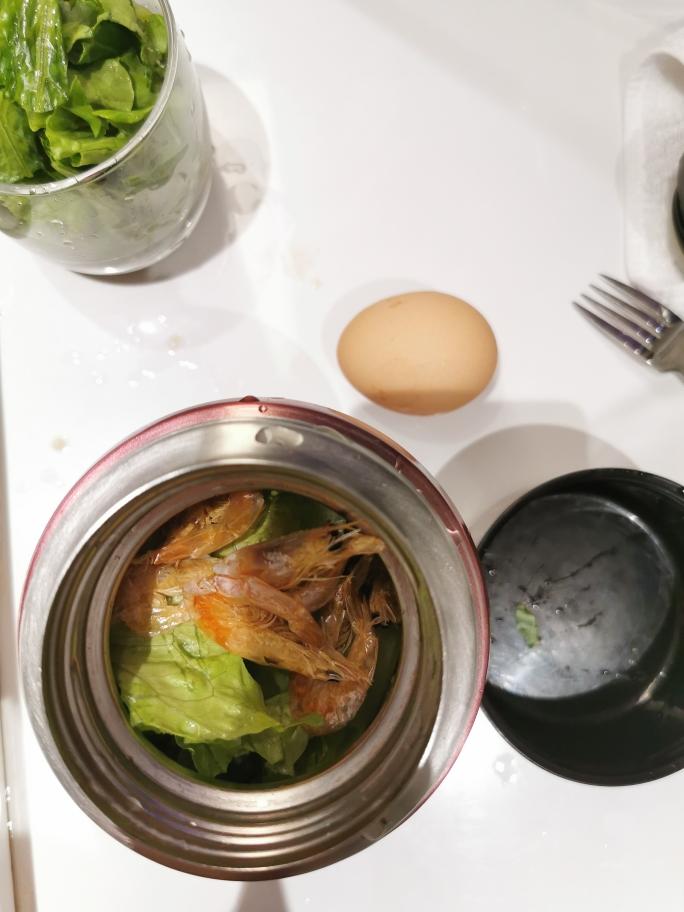 焖烧杯鸡蛋丝瓜海鲜菇拌生菜的做法 步骤2