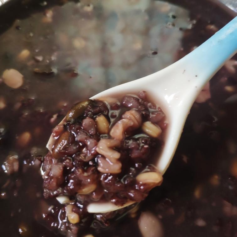 黑豆燕麦黑米粥