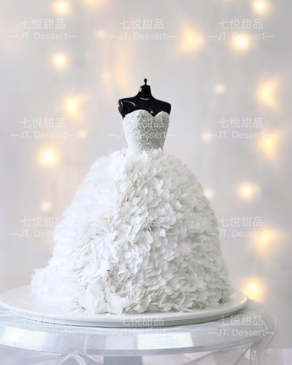 一起淋雪做的婚纱蛋糕