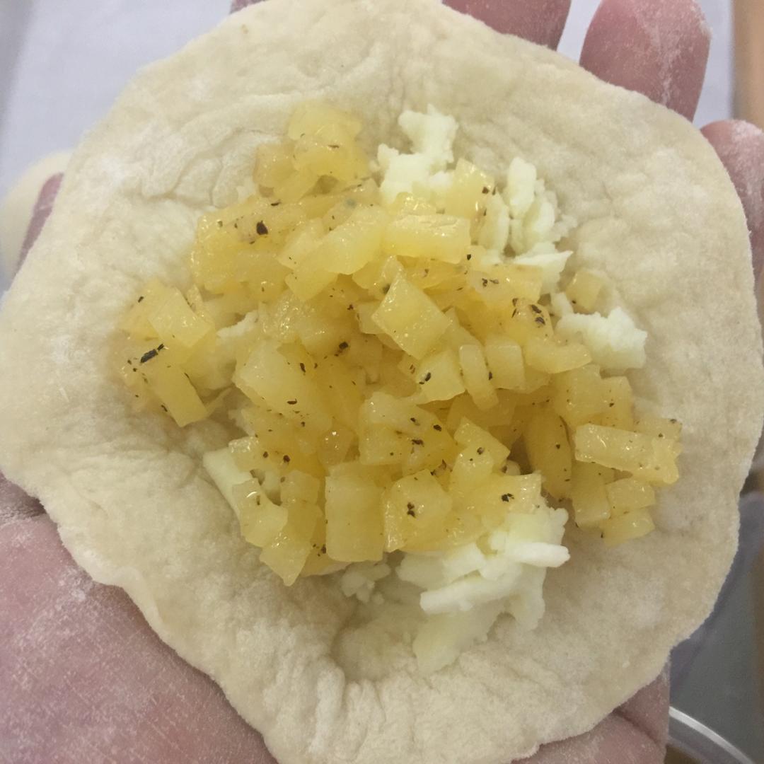 【奶酪土豆餐包的做法步骤图，怎么做好吃】小鱼咩咩-制作