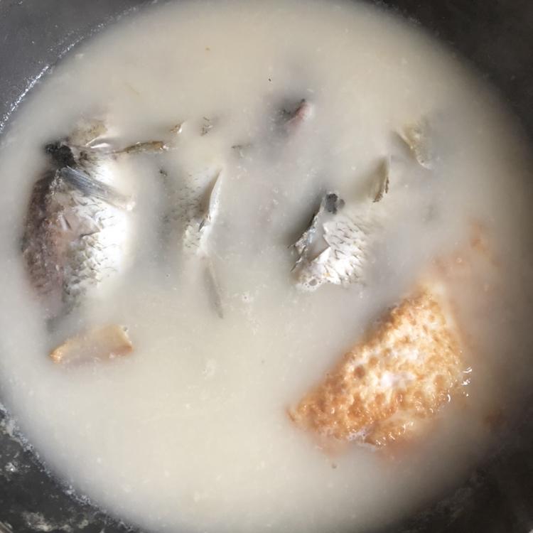赵阿门大大做的奶白鲫鱼汤