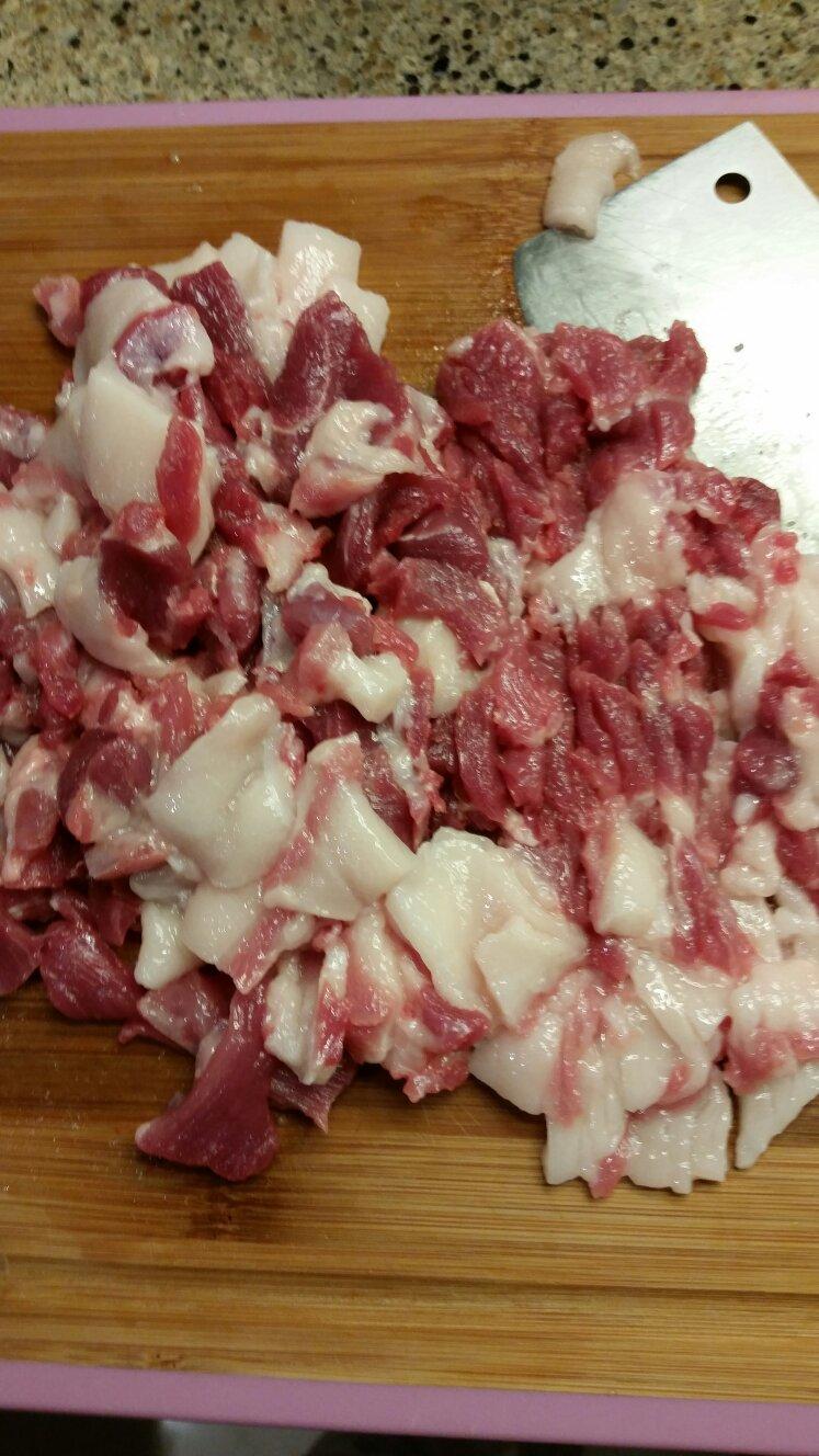 白菜胡萝卜猪肉饺子馅的做法 步骤3