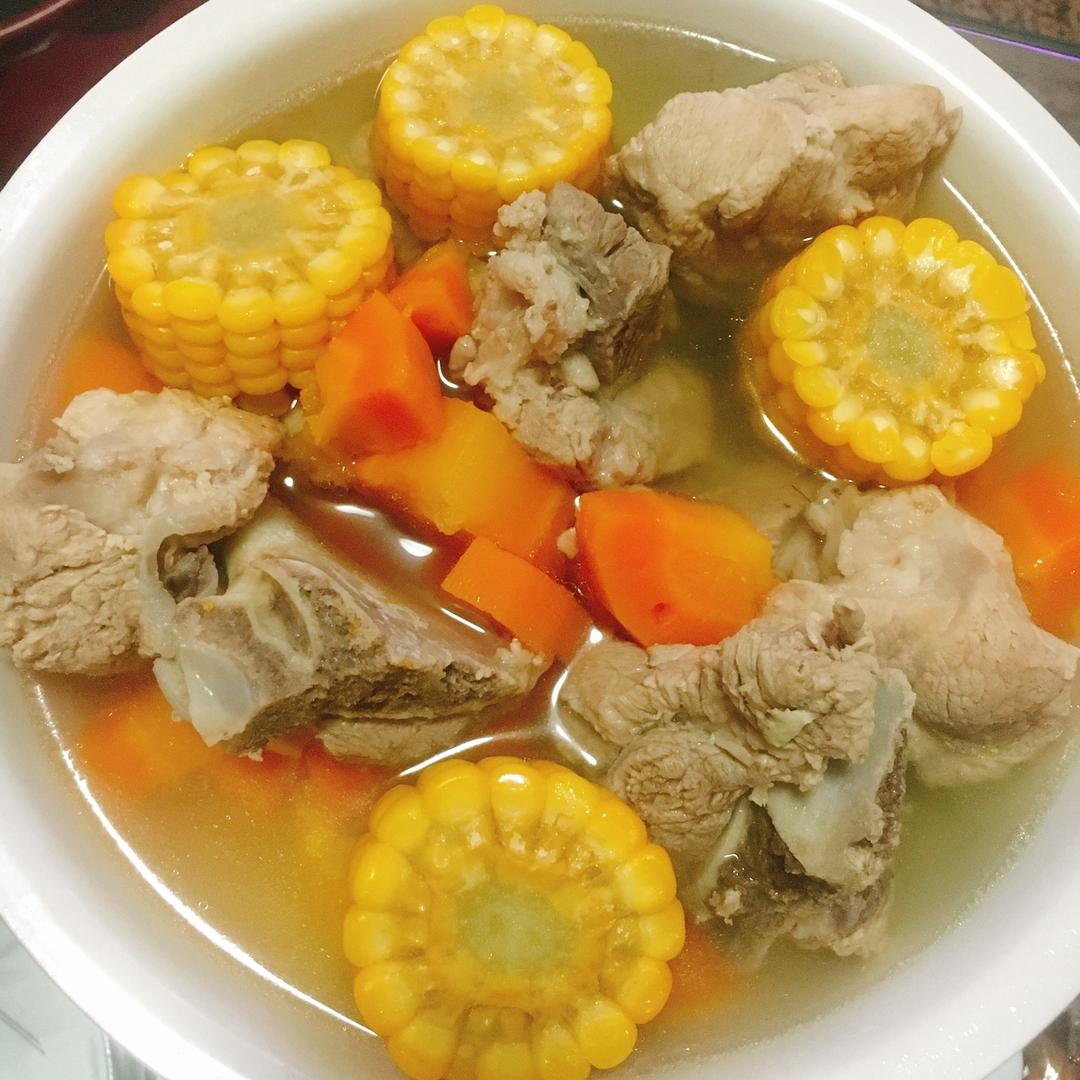 小龙虾拌泡面做的玉米排骨汤