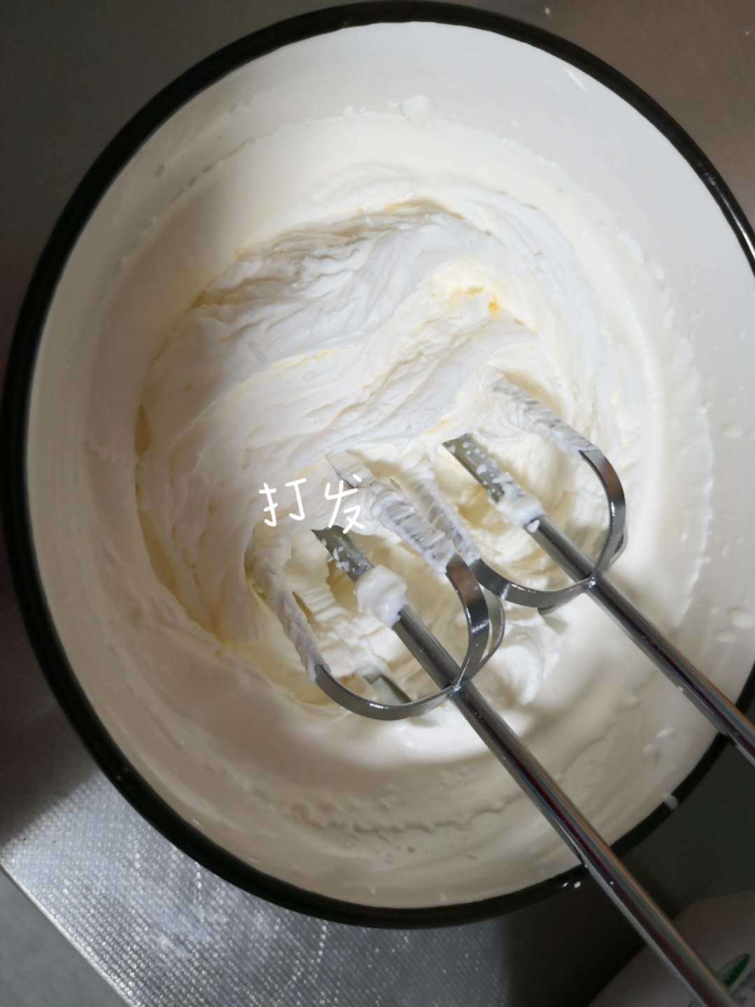 淡奶油和白砂糖混合打发.
