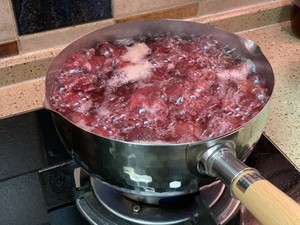 杨梅巴黎水的做法 步骤2