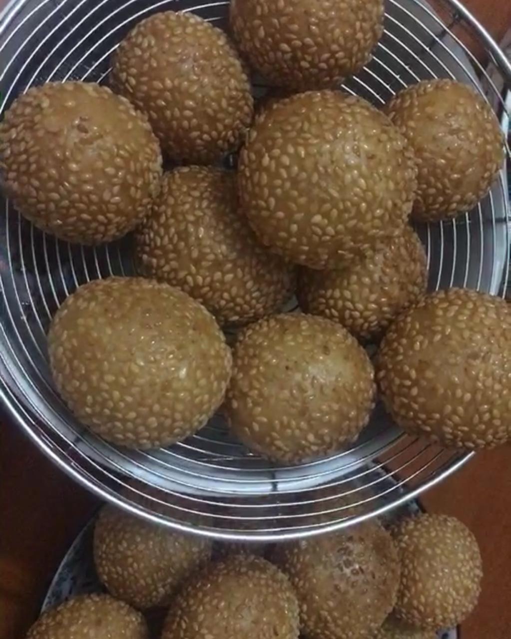 空心麻球 雅馨儿做的空心麻球  赞 糯米粉,白糖,芝麻,水,食用油,豆沙