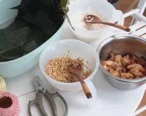 牛角小粽子包法视频详解---白粽&鲜肉粽的做法 步骤2