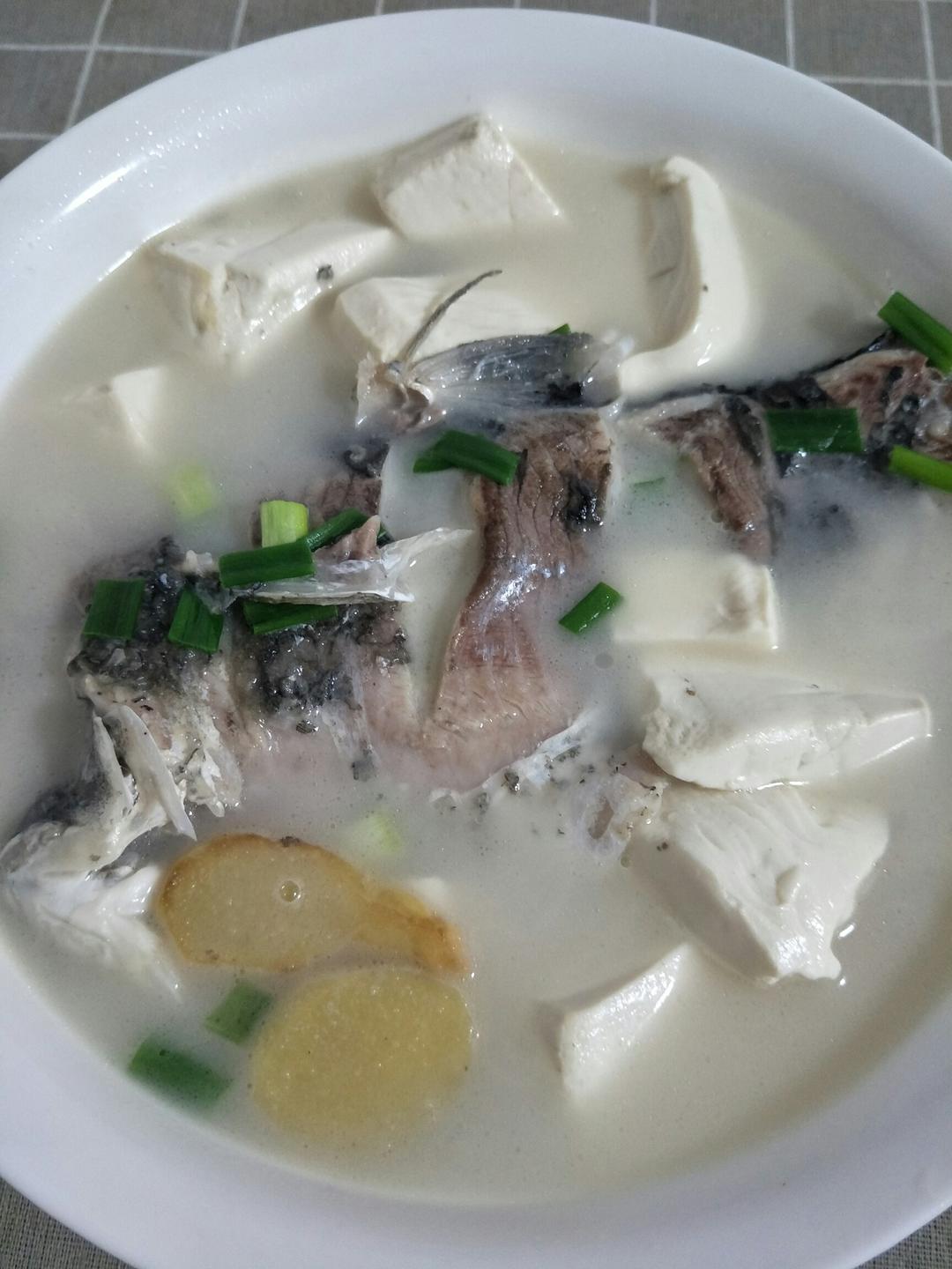 一半鱼做的鲫鱼豆腐汤