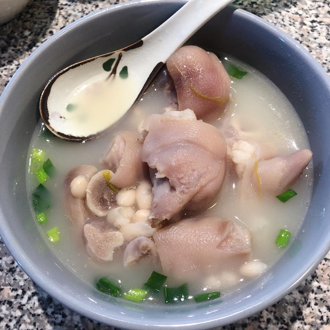 椒麻鱼做的黄豆猪蹄汤