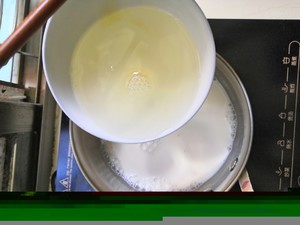 荔枝牛奶冻(消耗食材)的做法 步骤4