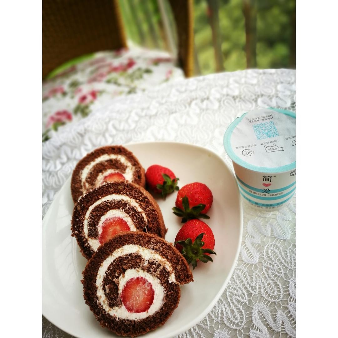 瓜妈1做的巧克力草莓蛋糕卷