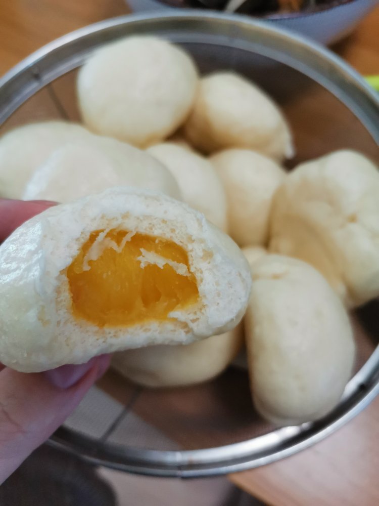 煎蛋哒小晴哥做的奶黄馅儿和奶黄包
