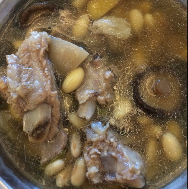小荣-麻麻做的黄豆排骨汤