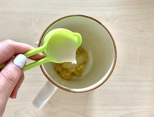 两分钟就能做好的健康马克杯蛋糕的做法 步骤2