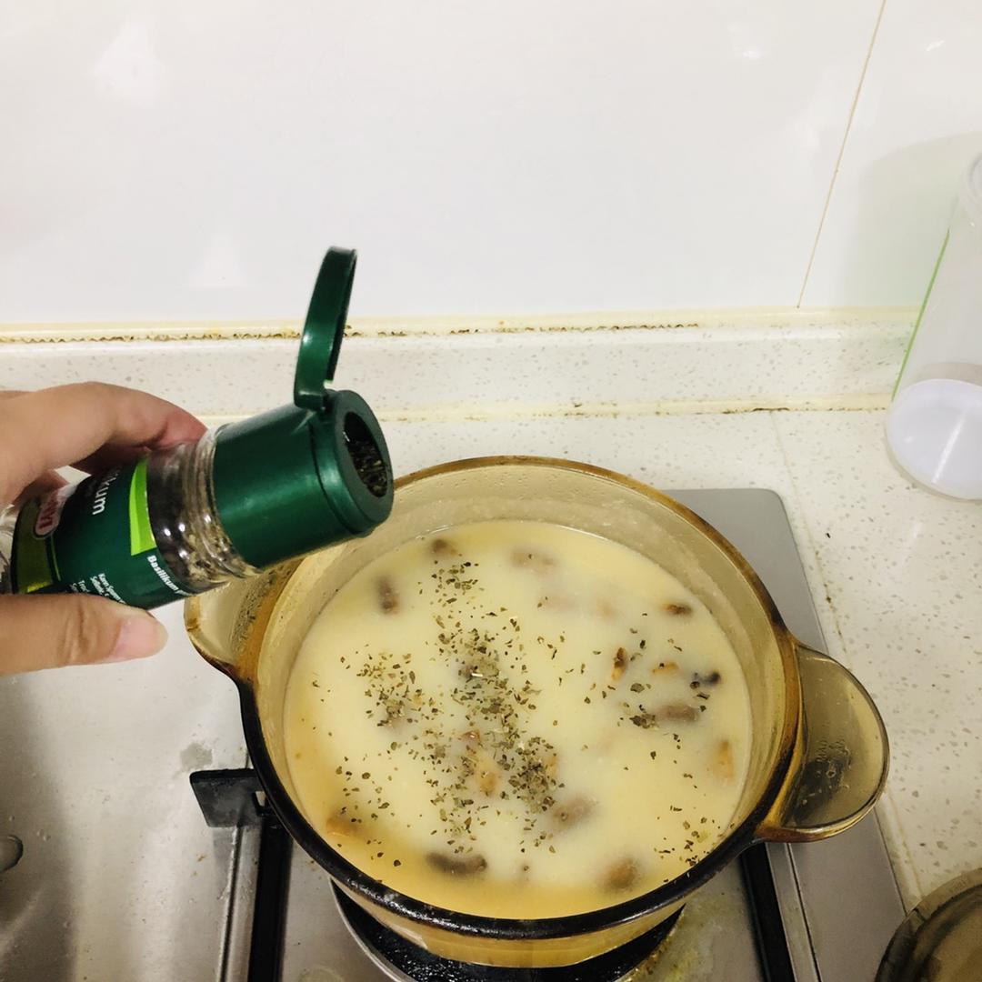 炒鸡简单的奶香鸡肉蘑菇浓汤