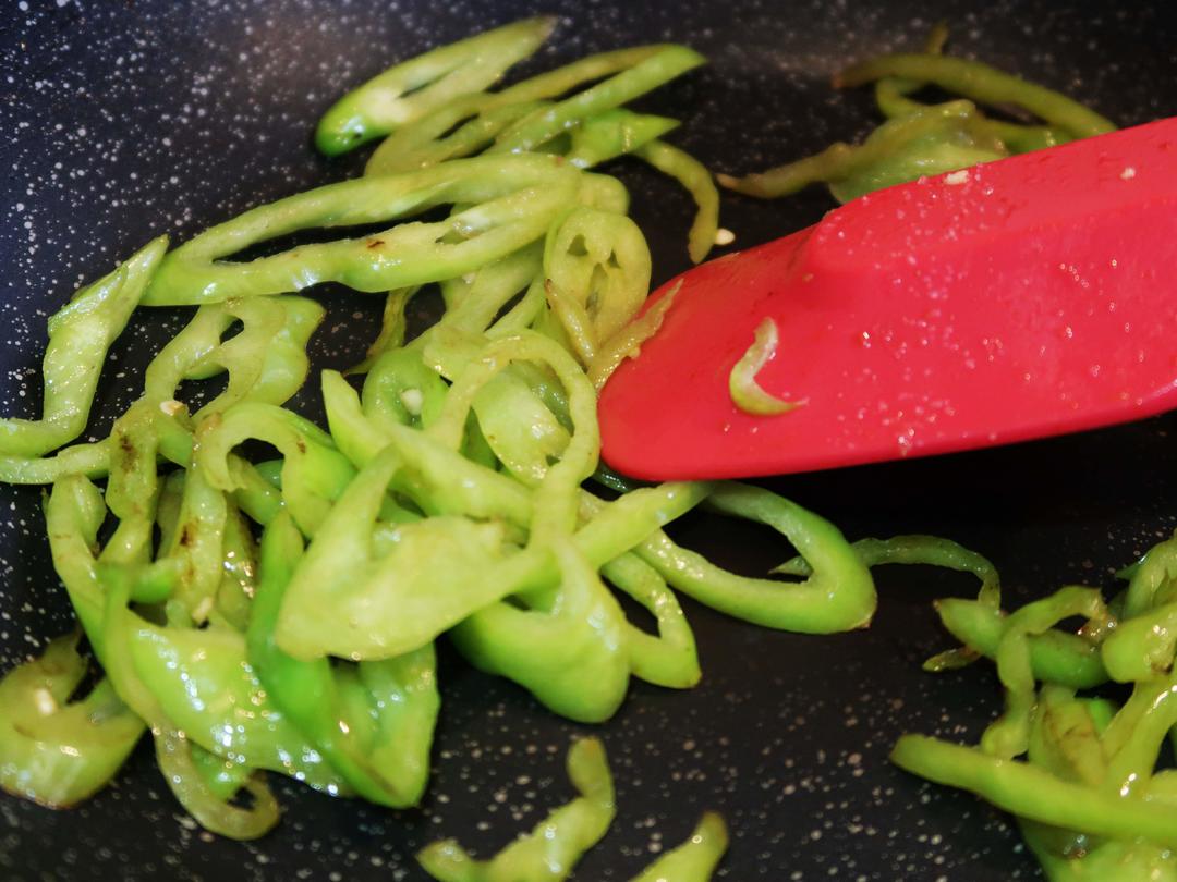 快手午餐便当饭盒——尖椒肉丝和大葱炒蛋