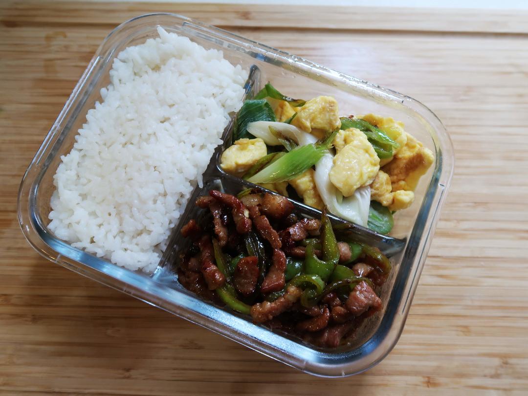 快手午餐便当饭盒——尖椒肉丝和大葱炒蛋