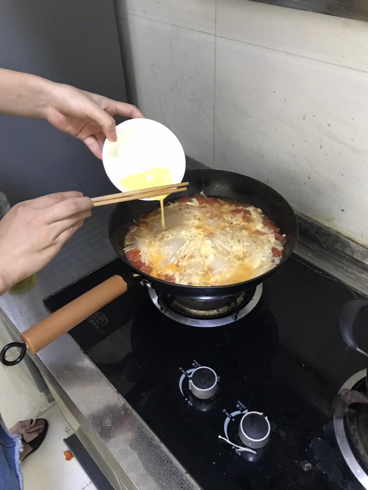 金针菇西红柿鸡蛋汤的做法 步骤4