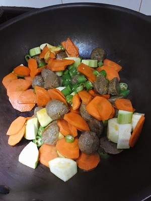 胡萝卜炒牛肉丸 霹雳乱炒,碰撞美味 简单随心做的做法 步骤5