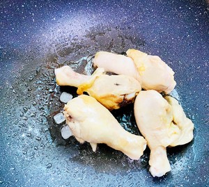 土豆鸡腿砂锅煲的做法 步骤5