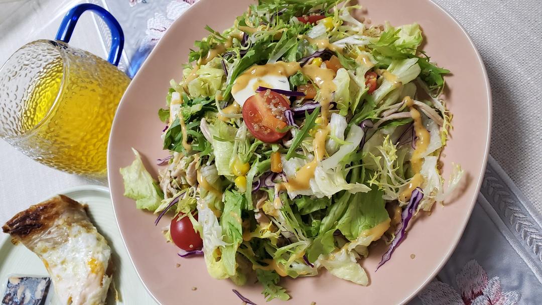 小丫爱做美食做的蔬菜沙拉