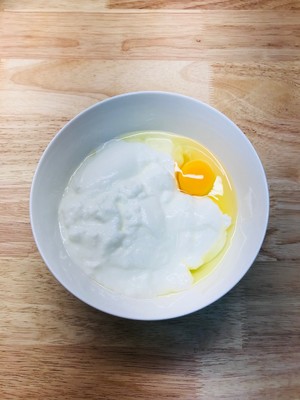 酸奶蒸糕（零厨艺，吃不完的酸奶这下有救了）的做法 步骤3