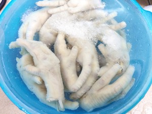 盐焗鸡爪的做法 步骤3