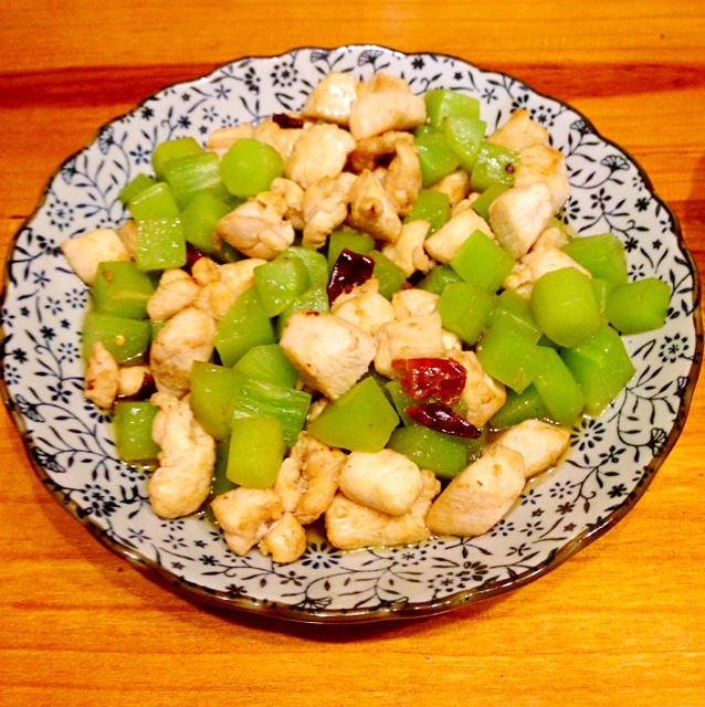 青笋炒鸡丁 梁瑛瑛bosee做的青笋炒鸡丁 赞 青笋(莴笋),鸡胸肉,干红
