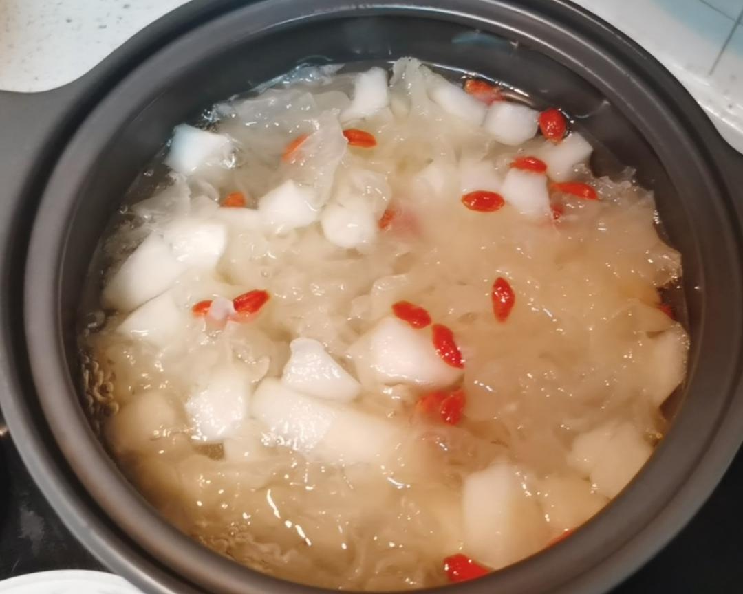冰糖雪梨银耳汤