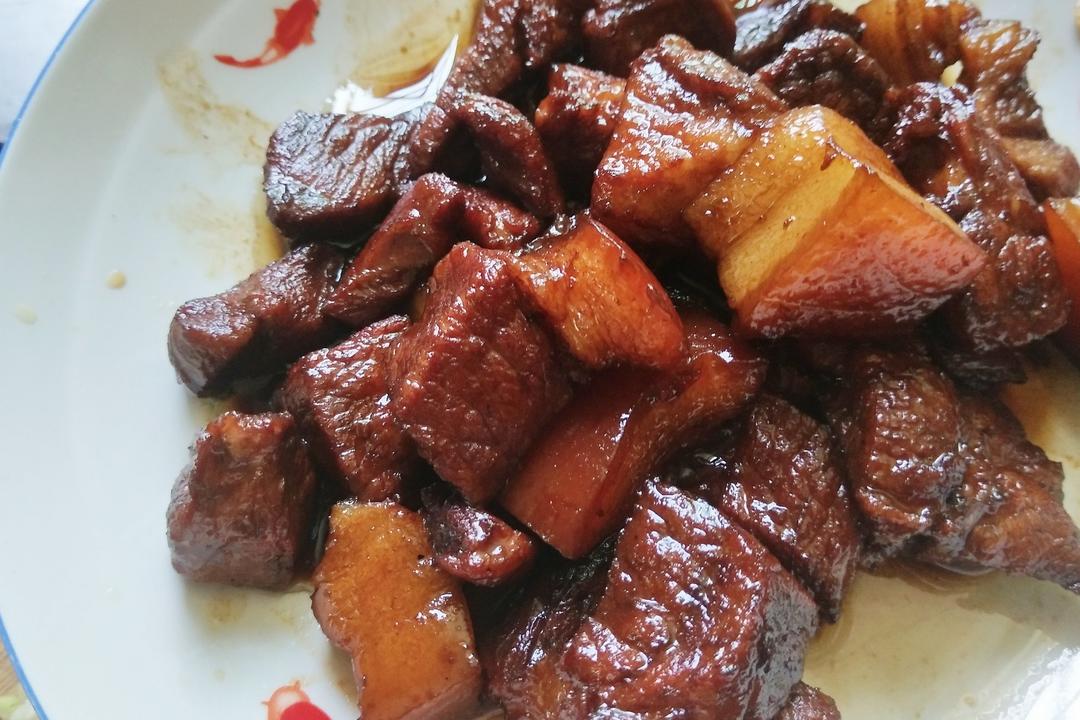 吃着碗里望着锅里的红烧肉