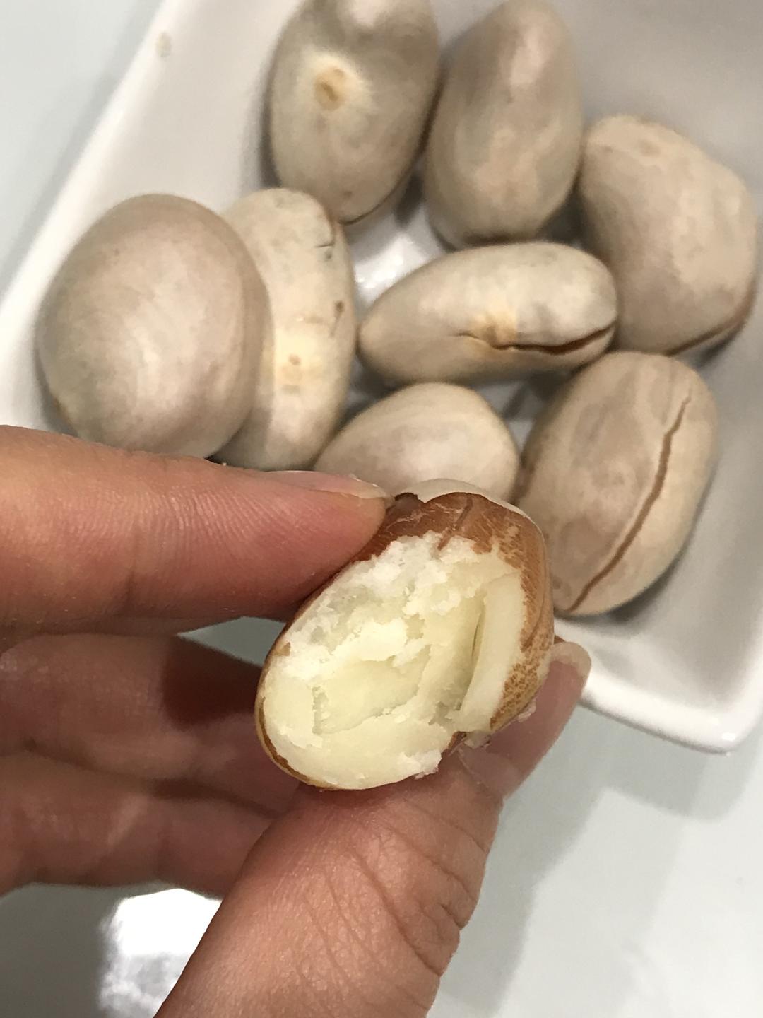 煮好15分钟的菠萝蜜籽,咬开是这样子的!
