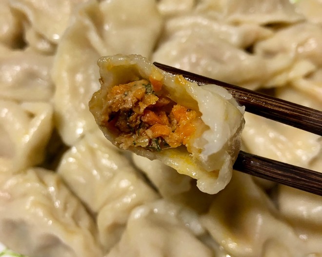 米酒胡萝卜茴香羊肉馅儿饺子炒鸡爪图片