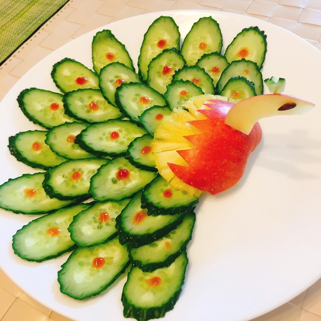 刘荣儿做的蔬菜拼盘盘饰摆盘(孔雀)