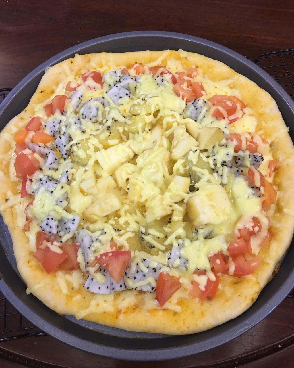 饼子和丁香做的水果披萨