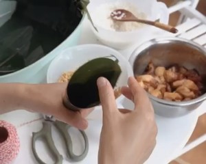 牛角小粽子包法视频详解---白粽&鲜肉粽的做法 步骤3