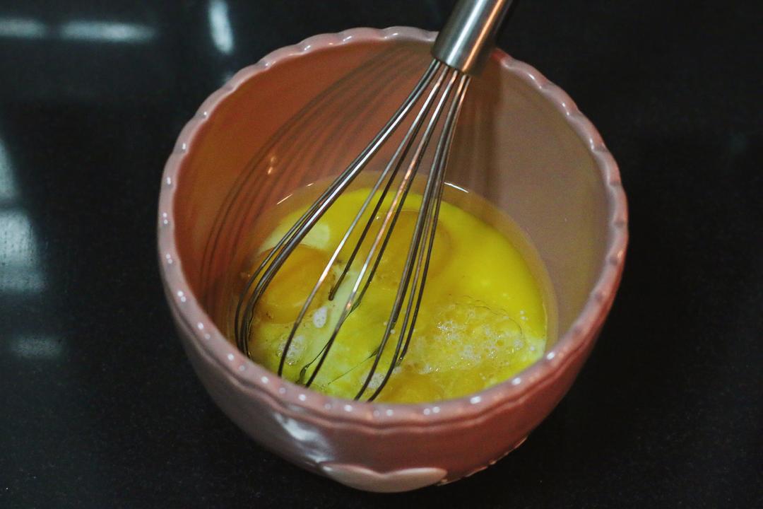 【香葱肉松蛋糕卷—完美蛋糕卷的所有注意事项（新手20步超详细版）的做法步骤图】牛奶少女丶-制作