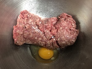 超级多汁的牛肉汉堡的做法 步骤1
