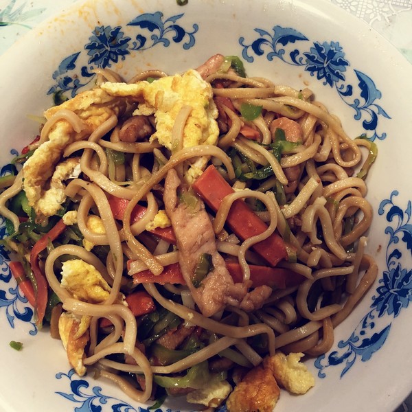 方子很不错 又放了圆白菜和香肠 好吃 赞 碱水面,鸡蛋,里脊肉,青椒