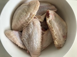 不加一滴油的蜜汁烤鸡翅的做法 步骤1