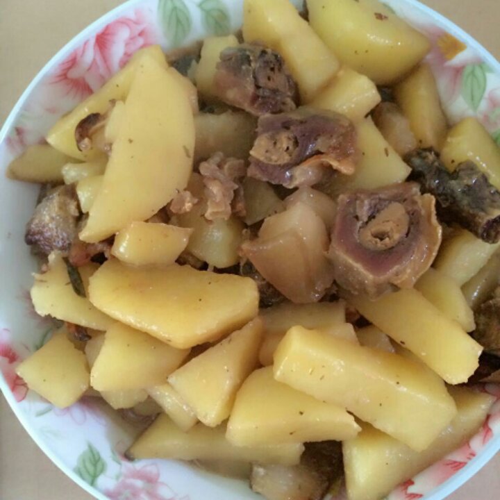 幽幽筝声做的土豆炖腊鸡