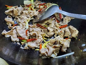 洋葱炒牛肉卷的做法 步骤5