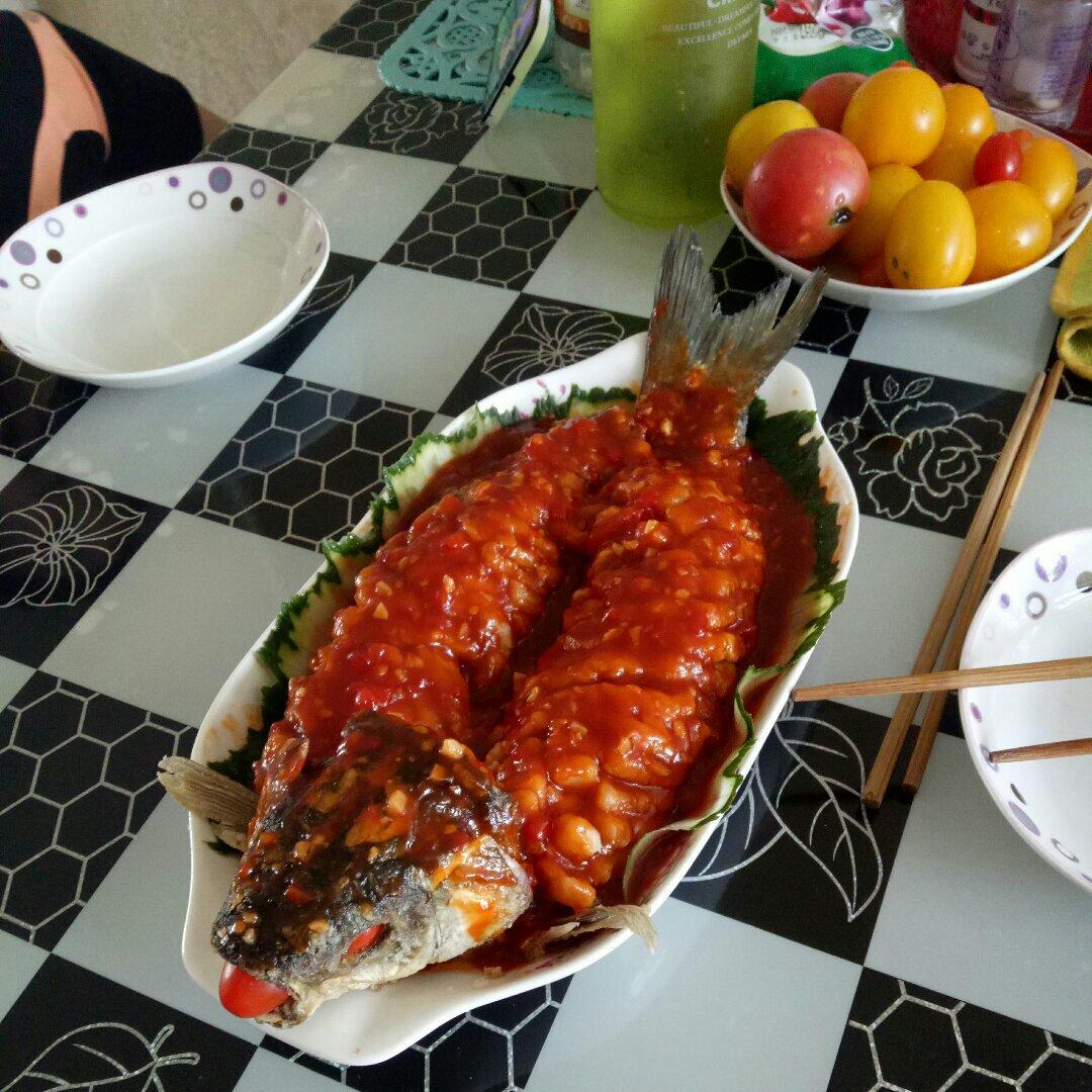调料:蒜末,番茄酱,糖,清汤,料酒,酱油,醋,水淀粉,食用油(炸鱼用),松子