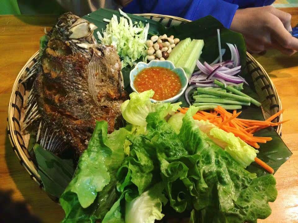 菜包鱼呢,是把罗非鱼油炸之后,蘸佐料包着生菜吃的.