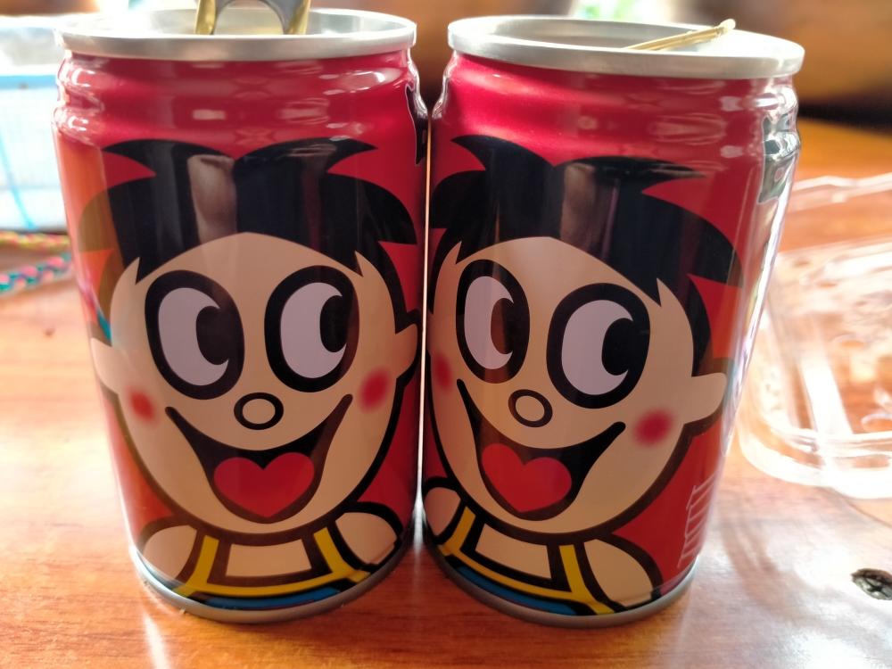 两罐旺仔牛奶,倒入锅里.