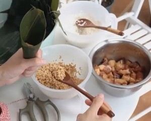 牛角小粽子包法视频详解---白粽&鲜肉粽的做法 步骤4