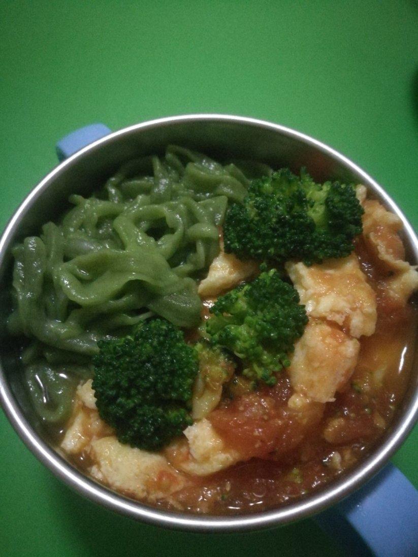 橙橙和大雨做的菠菜面(西红柿鸡蛋卤)
