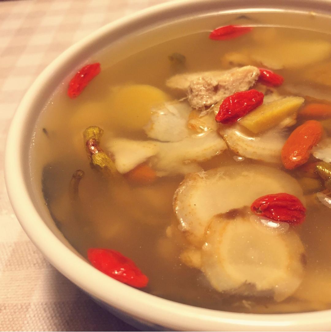 大虞小姐做的花旗参石斛瘦肉汤