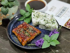 鳗鱼伴饭团??一人份的做法 步骤5