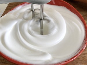 简单松软戚风蛋糕方子的做法 步骤5